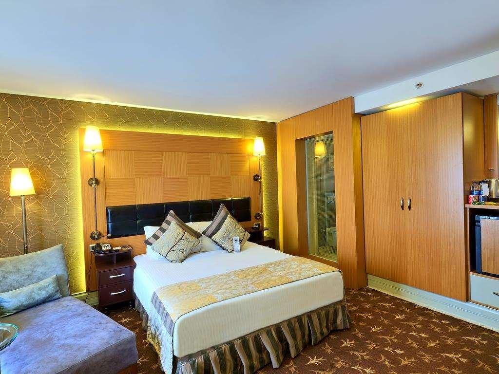 Istanbul Gonen Hotel Exterior foto A room at the hotel