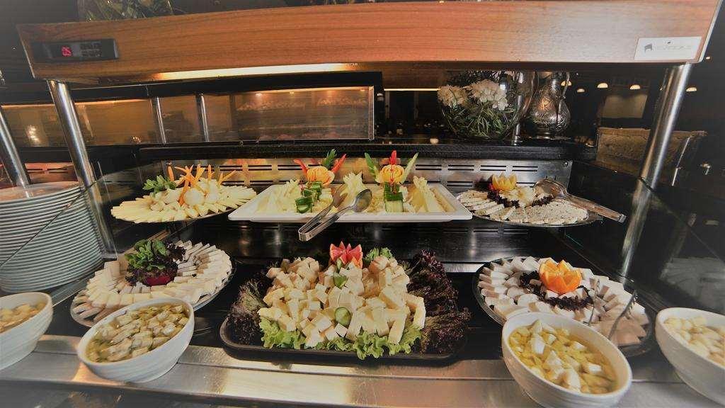 Istanbul Gonen Hotel Exterior foto A selection of cheeses at a buffet
