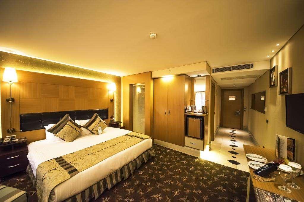 Istanbul Gonen Hotel Exterior foto A room at the hotel