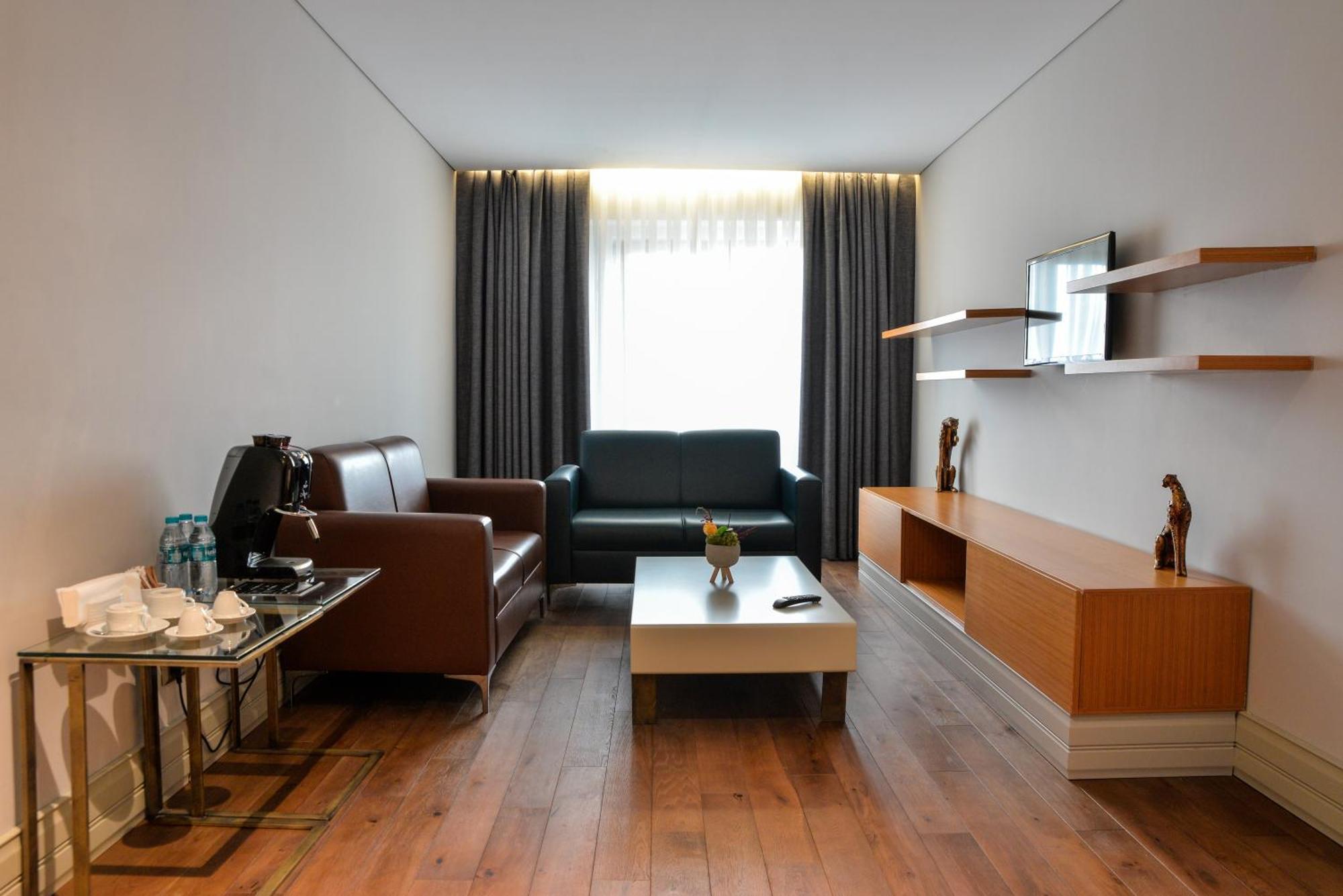 Istanbul Gonen Hotel Exterior foto A living room in a hotel