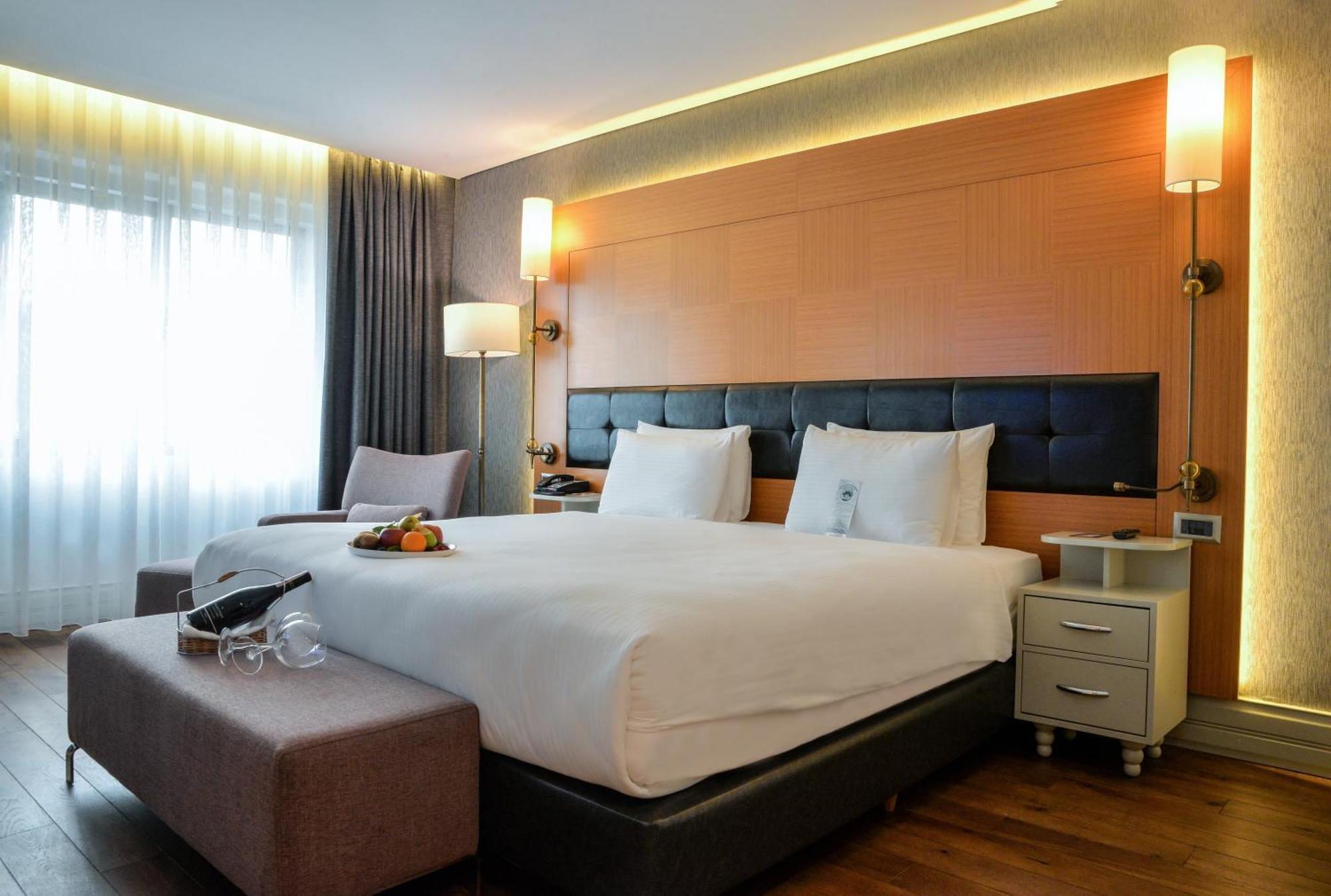 Istanbul Gonen Hotel Exterior foto A room at the hotel