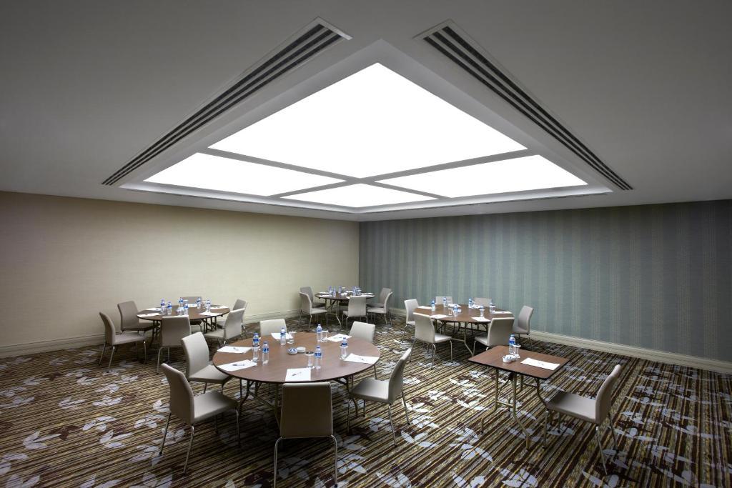 Istanbul Gonen Hotel Exterior foto A meeting room at the hotel